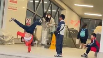 南昌2名學(xué)生將地鐵站門口變“舞臺(tái)”斗舞