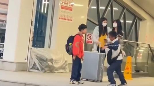 哪里都是舞臺！南昌2名學生在地鐵站門口斗舞