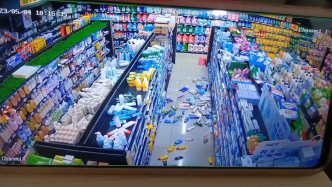 四川兴文4.9级地震瞬间，超市货架商品散落一地