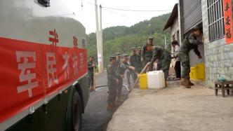贵州武警送水抗旱，帮助群众解决饮水难问题