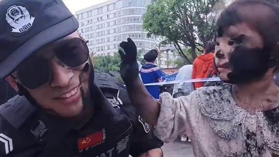 云南哈尼萬人齊聚，激情上演“抹黑臉”狂歡