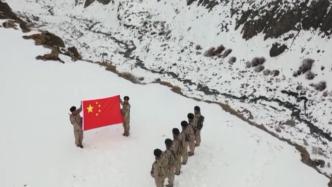 新疆边防官兵顶风冒雪巡逻帕米尔高原