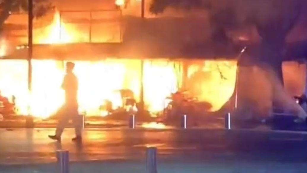 东莞市一花街临街商铺着火，火灾已扑灭无人员伤亡