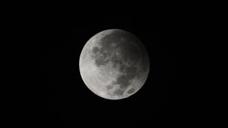 慢直播丨今年首场“半影月食”上演，来看“月亮变脸”！