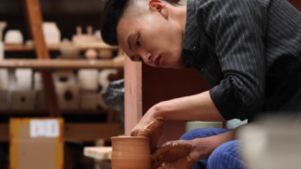 上海松江：“90后”青年教师在创新中传承古陶文化技艺