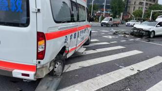 运送病人的救护车在路口与轿车相撞，被认定承担次要责任