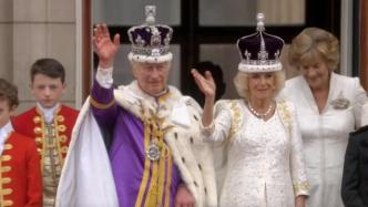 英王加冕丨查尔斯三世与王后在白金汉宫向民众挥手致意