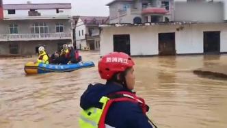 江西丰城：消防员在及腰深水中搜救转移220名被困群众