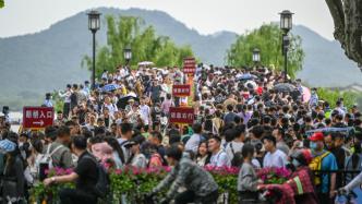 杭州：“五一”假期第二天西湖景区客流量近70万人次