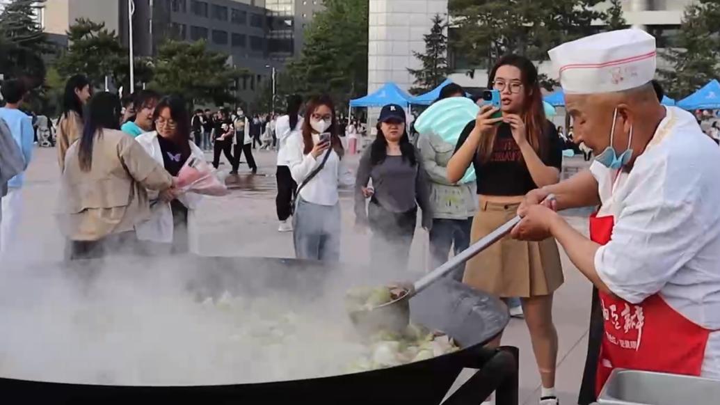 内蒙古一高校校庆煮300斤羊肉犒劳师生