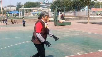 77岁奶奶打篮球投10进8：带孙子玩后来自己爱上了篮球