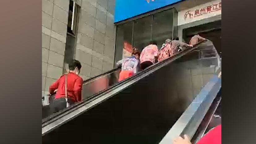 数名老人逆向乘坐电梯，电梯管理部门：后续会和工作人员强调