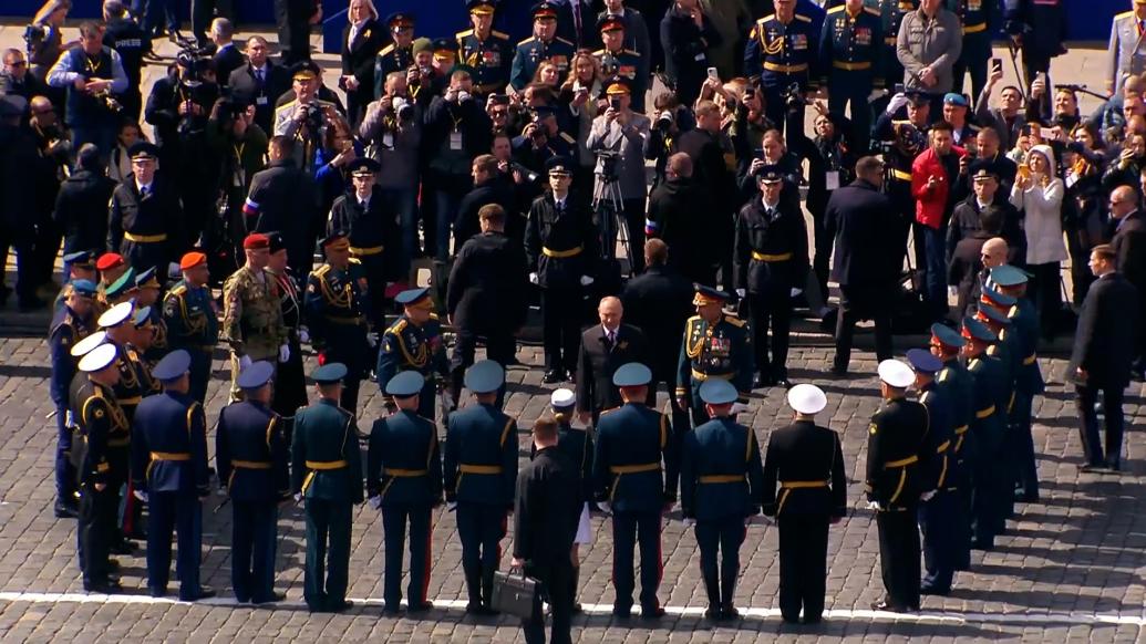 俄勝利日閱兵丨俄軍官兵將領圍站一圈，聆聽普京講話