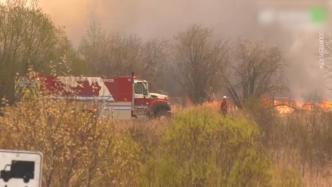 加拿大艾伯塔省野火肆虐，近2.5万名居民撤离