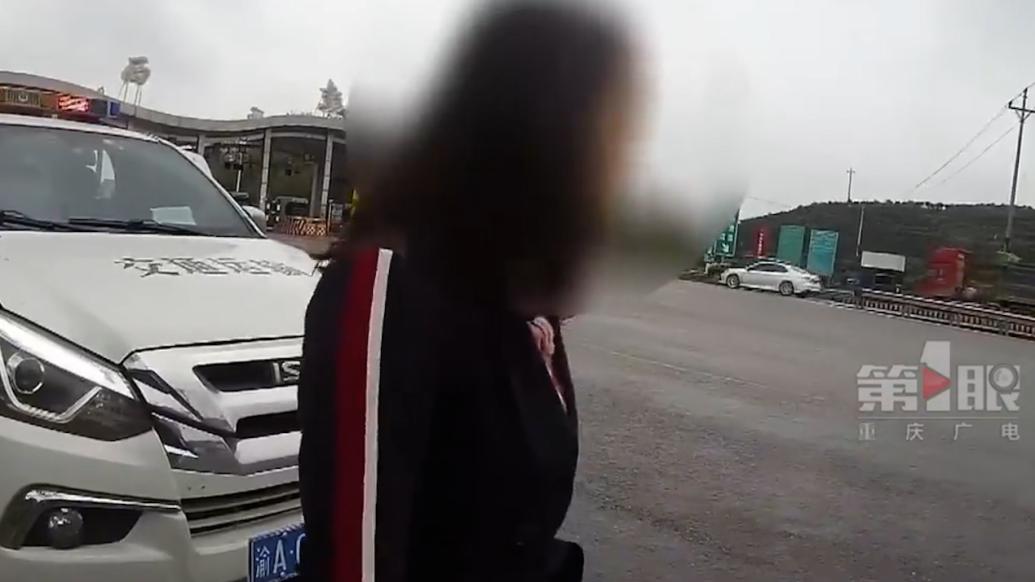 女子半路得知母亲去世无法开车，执法队员送其回家