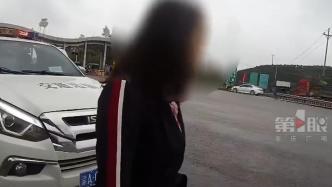 女子半路得知母亲去世无法开车，执法队员送其回家