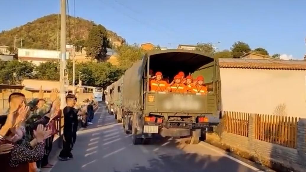 武警官兵撲滅山火后撤離,當地村民夾道歡送