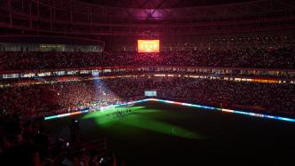 中超赛场走心了，近4万球迷高唱《成都》