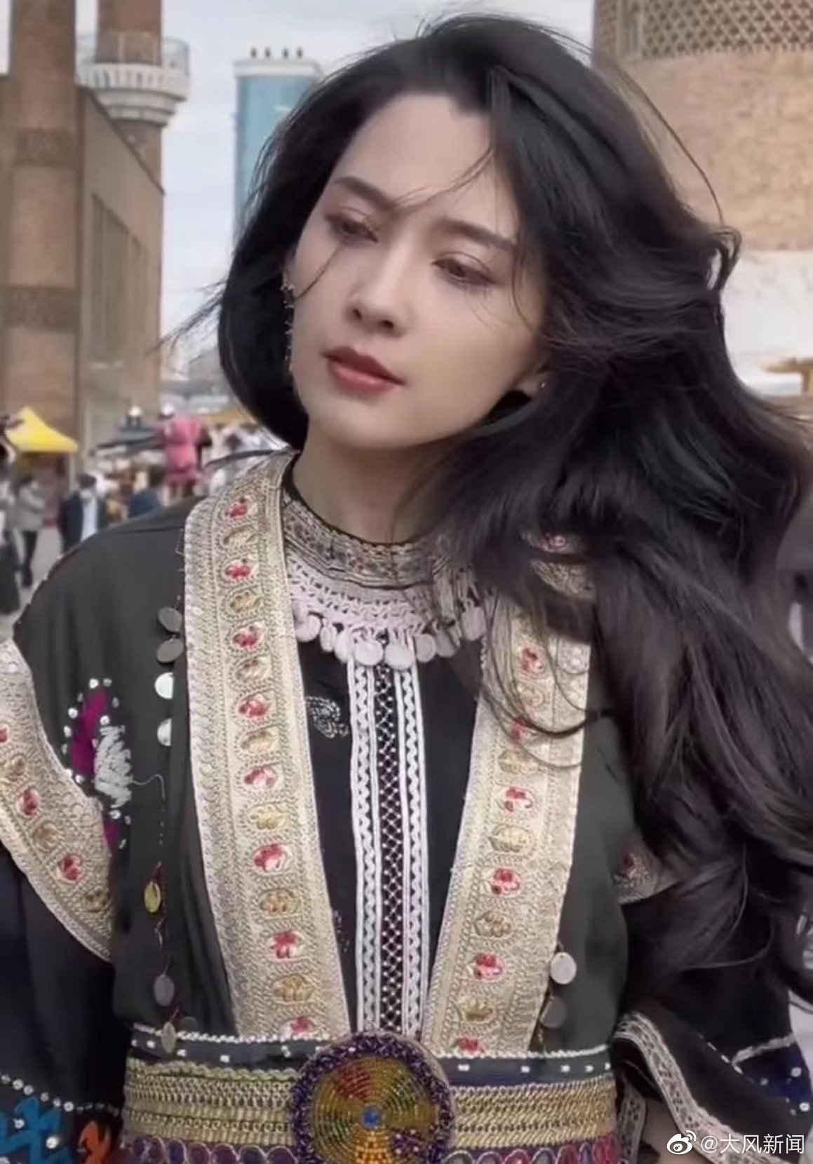 17岁游走各大时装周 多才多艺的新疆女孩赵佳钰 - 哔哩哔哩