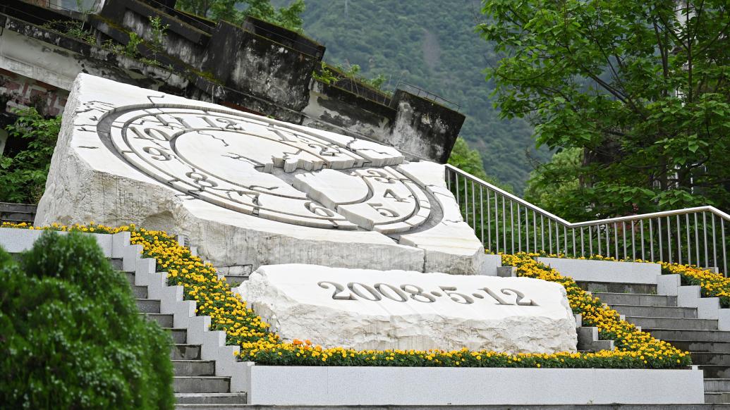 汶川地震15周年，众多民众前往漩口中学遗址献花寄哀思