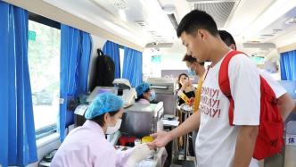 国际护士节丨大学生排队献血致敬白衣天使