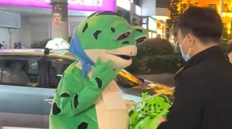 青蛙人偶在上海汉口路卖玩具为何被制止？市城管局长谈设摊经营