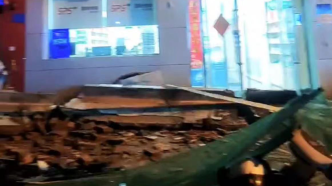 山西阳泉一临街建筑楼面阳台发生垮塌，城区应急局：正在处理