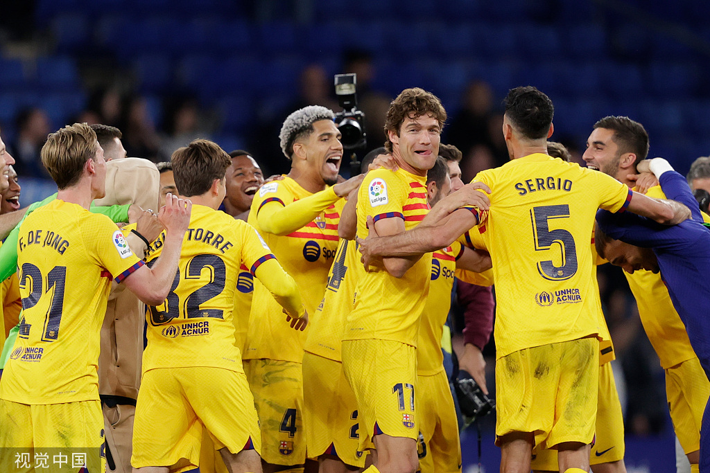 巴萨全队庆祝夺冠.苦盼了四年的西甲冠军,终于来了.