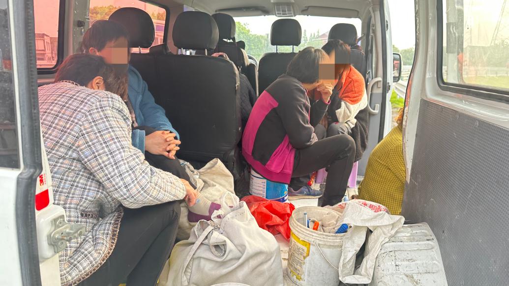 核載5人面包車實載14人，司機：受朋友委托帶工人干活