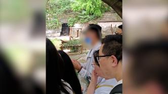 男子欲用胡萝卜喂熊猫被游客阻拦，动物园：不允许喂