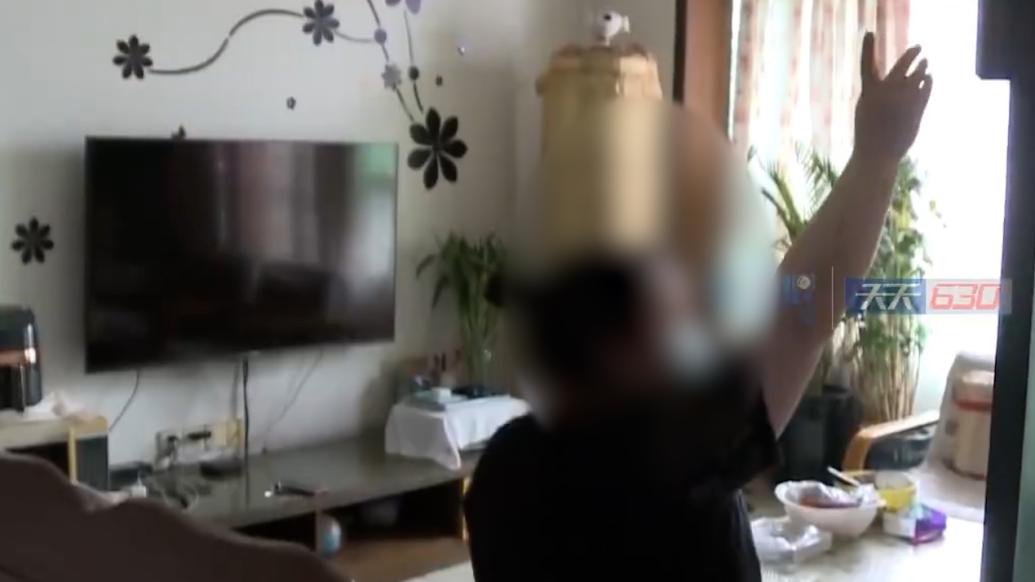 楼上增修厕所正对楼下客厅，楼下住户：骑在我头上上厕所吗