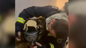 消防员给被困者戴自己面罩，将其背下13楼