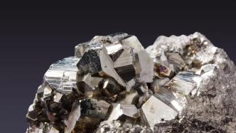 沉睡乌拉尔山脉百年， 钙钛矿如何一跃成为光伏新宠？