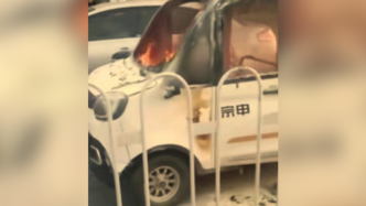 臨沂一輛四輪電動車起火車內老人和兒童自行脫困，因燒傷被送醫