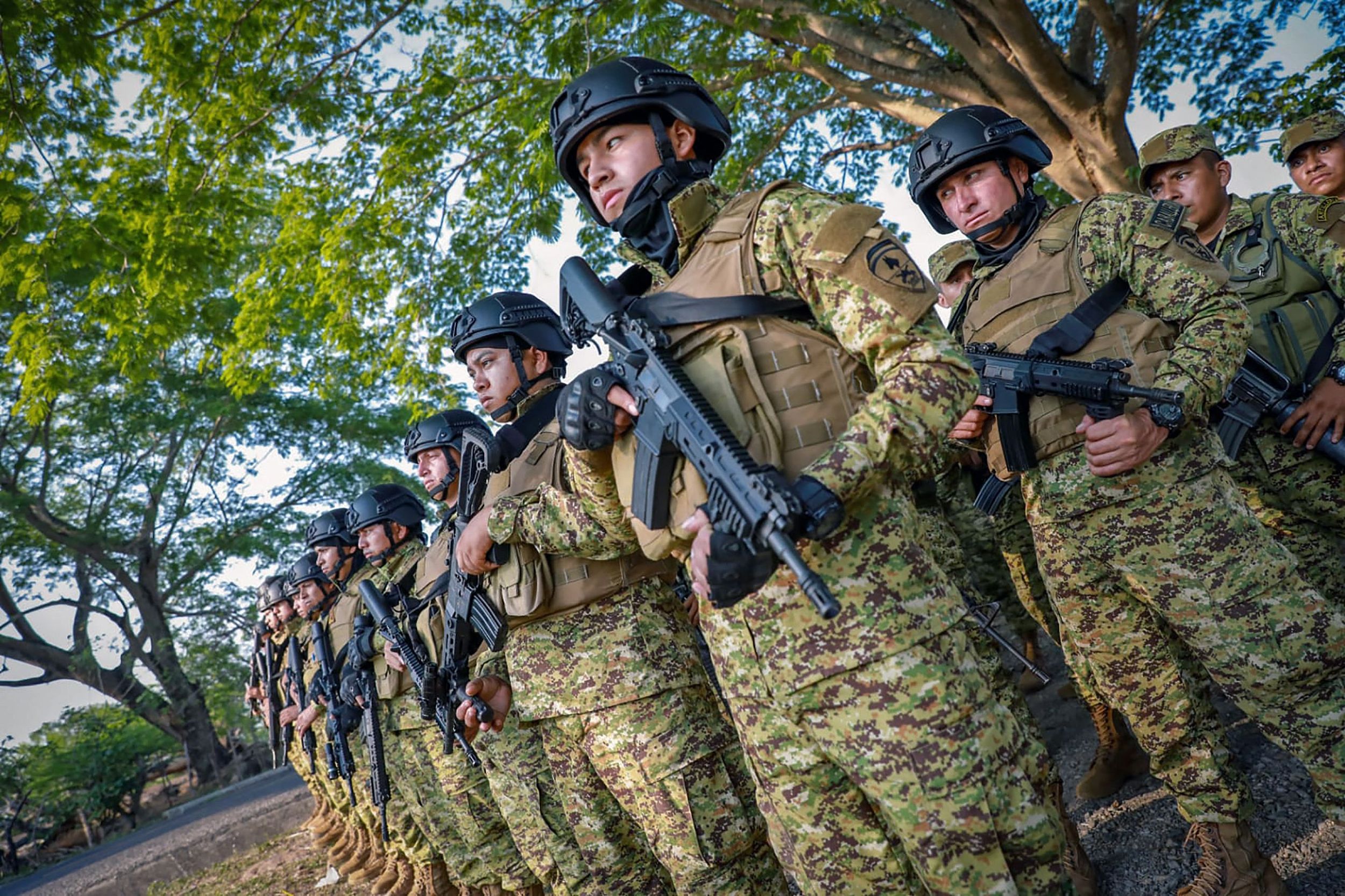 萨尔瓦多一警察疑遭帮派杀害,5500多名军警包围事发城市_全球速报