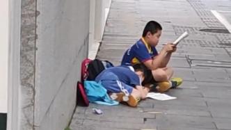 男子偶遇两小朋友路边学习：还趴在地上写作业