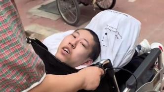 “折疊男孩”啟程前往北京治療