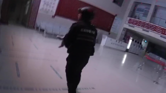 嬰兒嗆奶突發(fā)痙攣，特警隊員緊急開道送醫(yī)