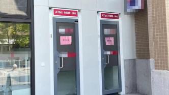 女子ATM机取款意外被困，30℃天气险些昏厥被民警救出