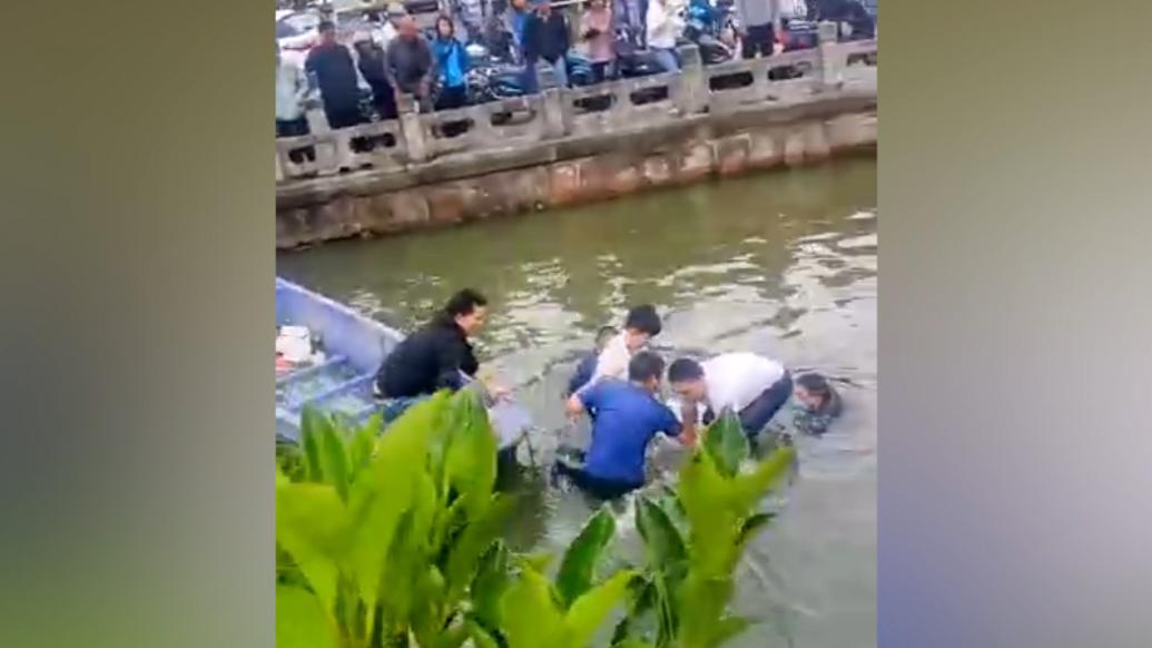 苏州一车辆坠河有小孩被困，群众跳河砸窗划船救出