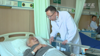 着急给学生上课，95岁退休教师在病床上跟医生“讨价还价”