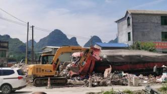 大货车凌晨撞塌柳州市路边民房，造成1人死亡3人受伤