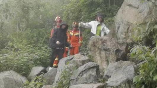 为看日出五人登山被困，多部门紧急救援