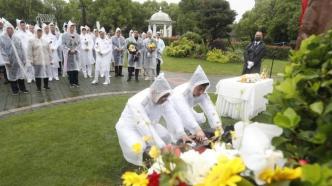吴孟超院士逝世两周年，家人、学生、同事雨中墓园缅怀