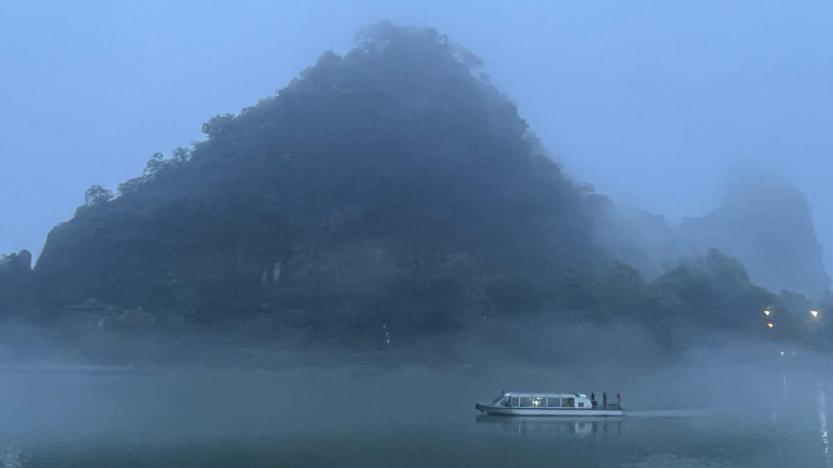 受强降雨影响，广西桂林漓江部分河段排筏封航