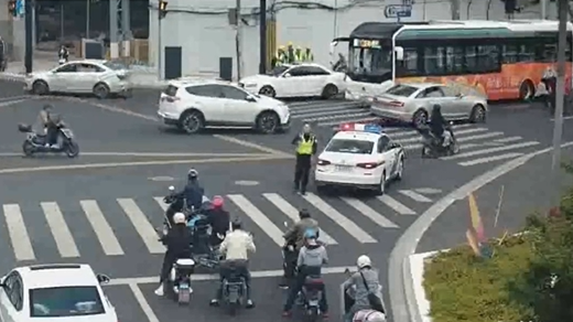 民警医生暖心救护，上海出租车内传来新生儿的第一声啼哭