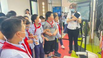 在上海数字长宁体验馆，小学生们直面全息投影、数字沙盘……