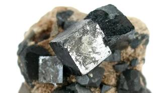 钙钛矿的前世今生：从乌拉尔山脉里走出，到一种新型光伏电池