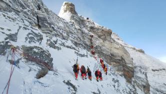 中国登山者勇攀“地球之巅”，致敬人类首次登顶珠峰70周年