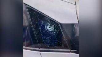 记恨驾车曾被抢道，男子用弹弓弹射同款车车窗